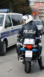 Slika PU_I/policajac na motoru.jpg